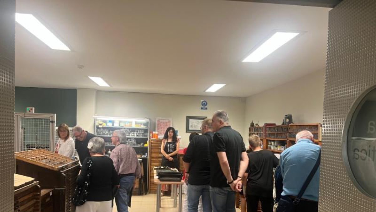 Una de les visites dissabte a la sala d’Arts Gràfiques. - DIPUTACIÓ DE LLEIDA