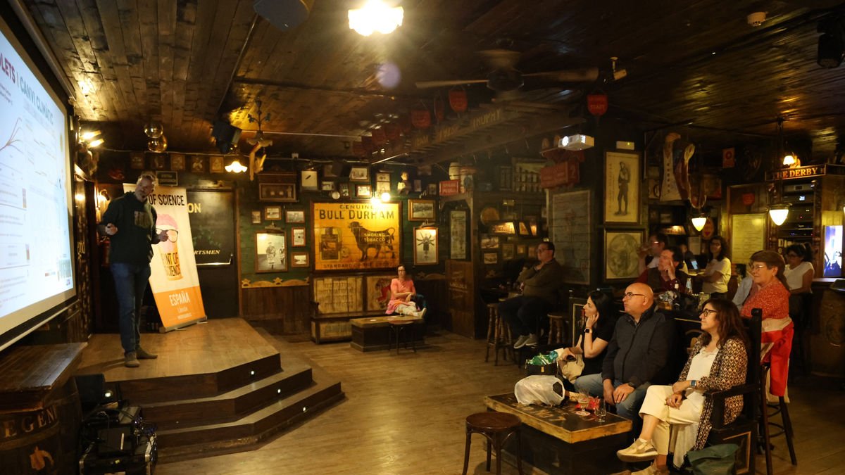 Una de les xarrades d’ahir al pub Legend, en el marc del festival Pint Of Science. - AMADO FORROLLA