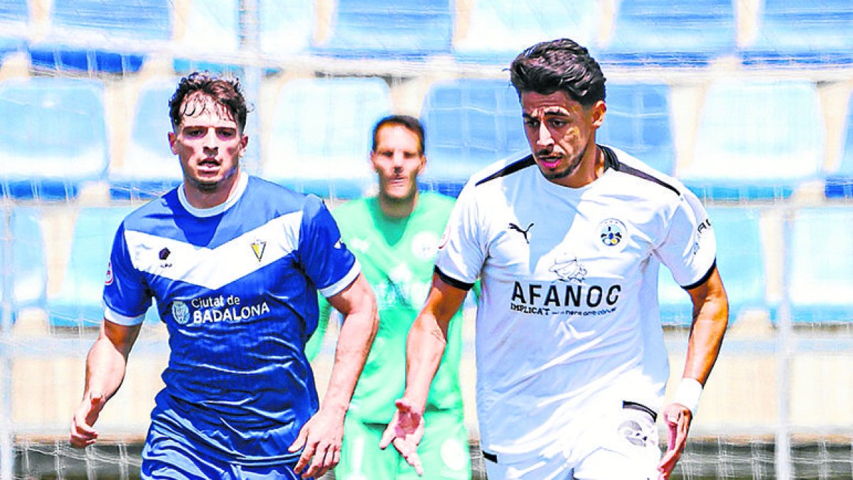 Manrique, en una acció del partit de diumenge a Badalona. - INGRID SEGURA