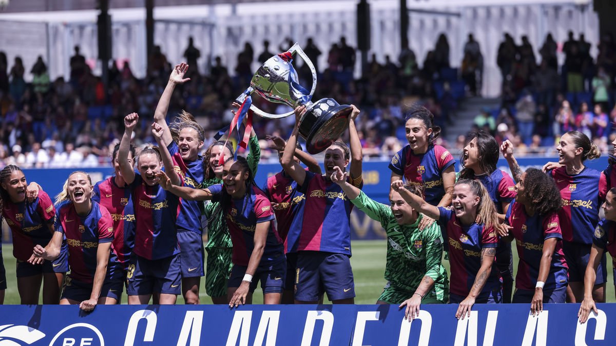 Les jugadores del Barça celebren el títol de Lliga després de rebre el trofeu diumenge passat. - EUROPA PRESS