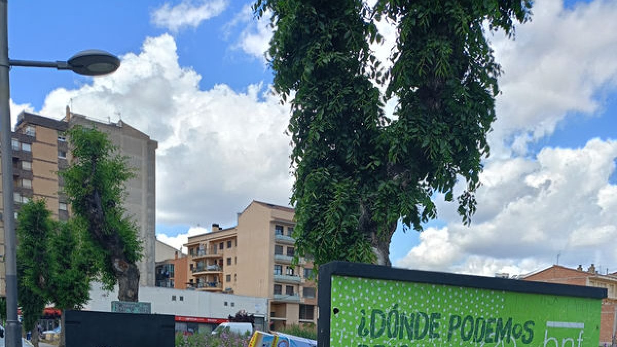 Imatge d’una illa de contenidors en un carrer de Binèfar. - E.B.D.