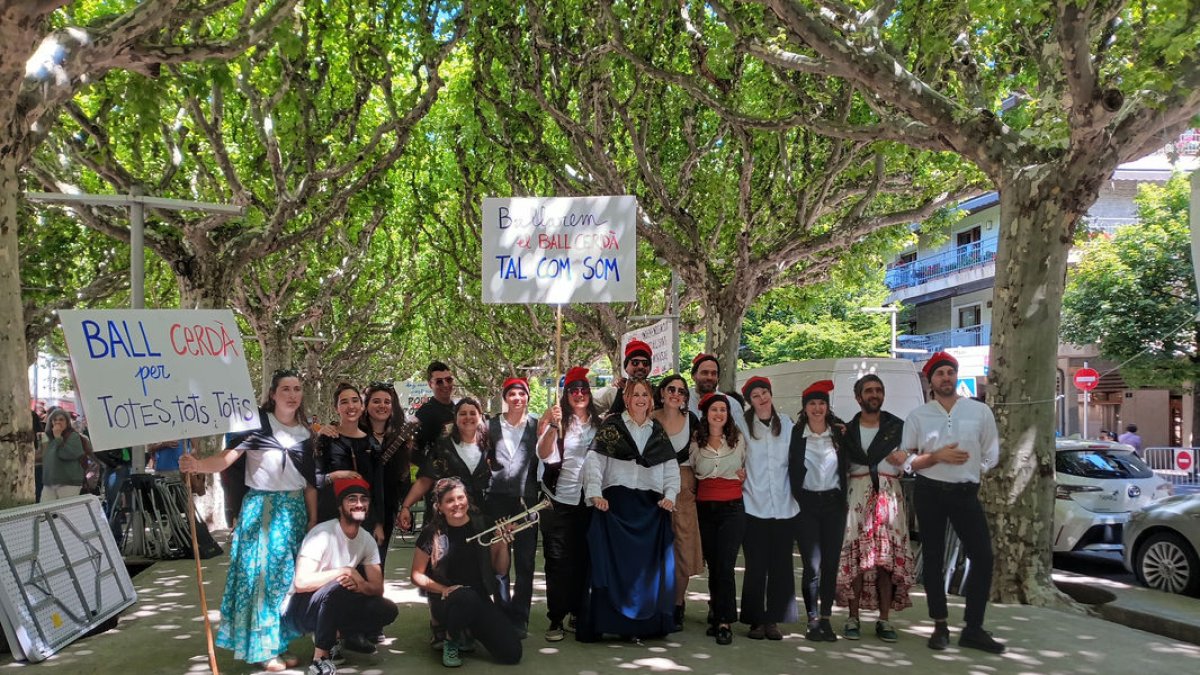 El aniversario del Ateneu contó con una demostración de Ball Cerdà. - ATENEU ALT URGELL