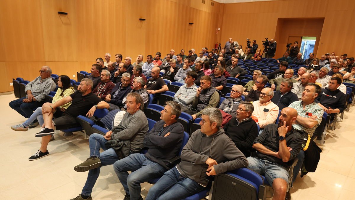 Els assistents a l’assemblea celebrada ahir a la nit al Casal de Miralcamp. - J.GÓMEZ