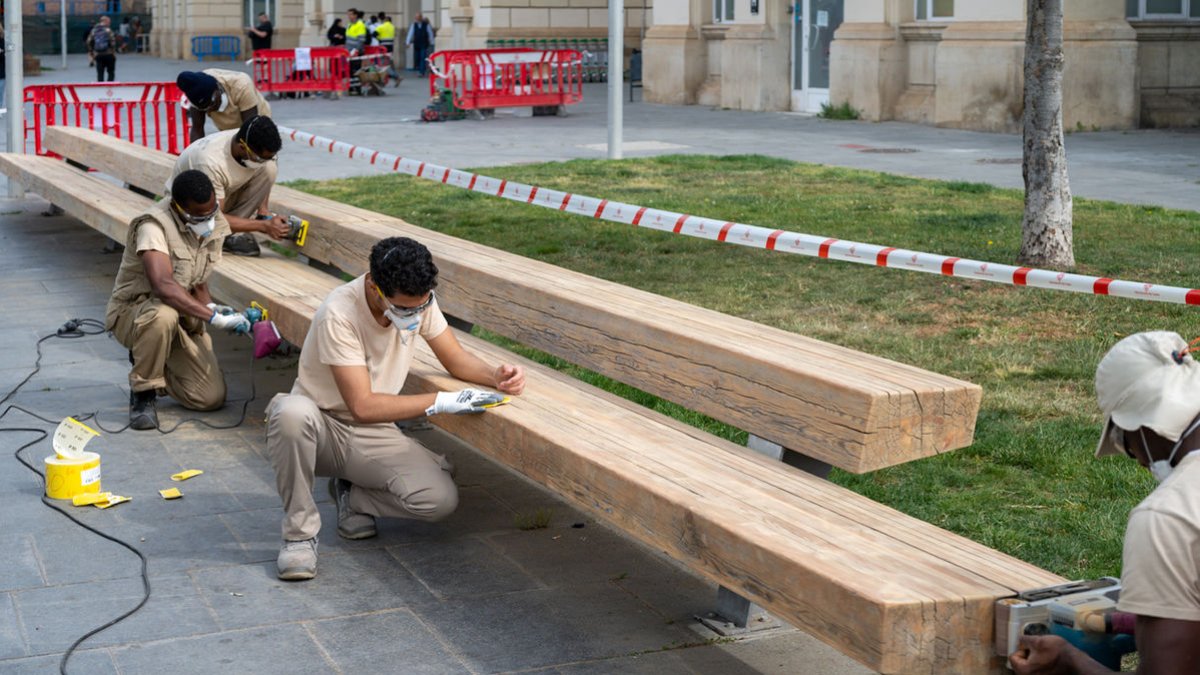 Alumnes de l’IMO treballant ahir als bancs de fusta davant de l’estació. - AJUNTAMENT DE LLEIDA