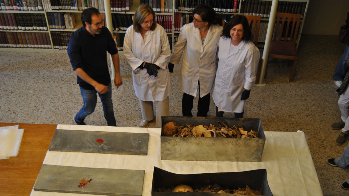 Robert Porta, Marina Miquel, Carme Alòs, y la antropóloga, Núria Armentano ante los restos. - E. FARNELL