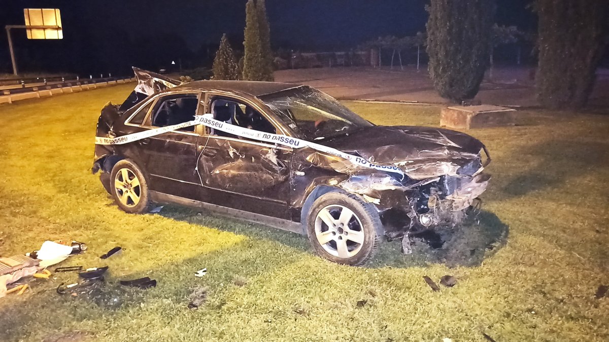 El cotxe accidentat dilluns a la nit a la rotonda de l'N-240 a Lleida al costat del Jardiland.