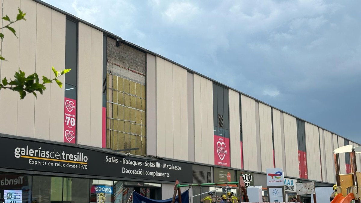 Centro comercial de Sabadell donde ha habido un desprendimiento de un letrero de una tienda.