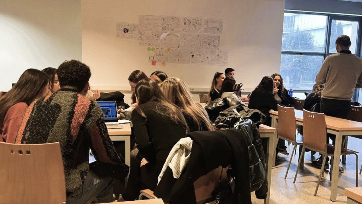 Alumnes de la UdL treballant en les cartografies. - FEPTS-UDL