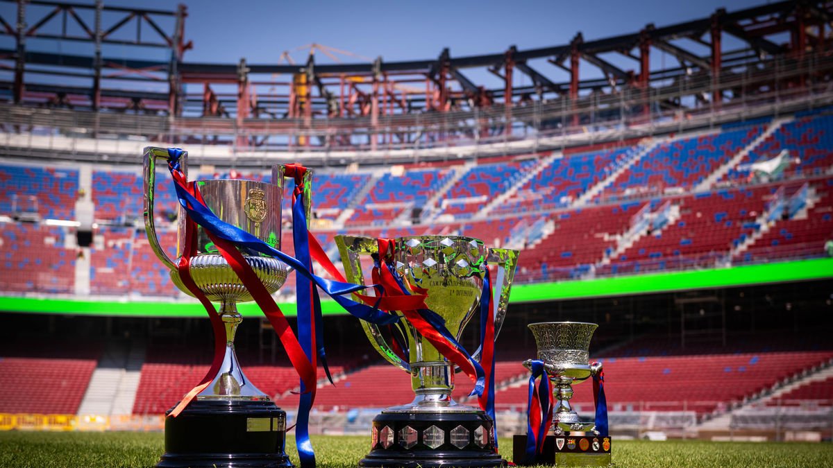 Los tres trofeos conquistados esta temporada fueron expuestos en el Camp Nou. - FC BARCELONA