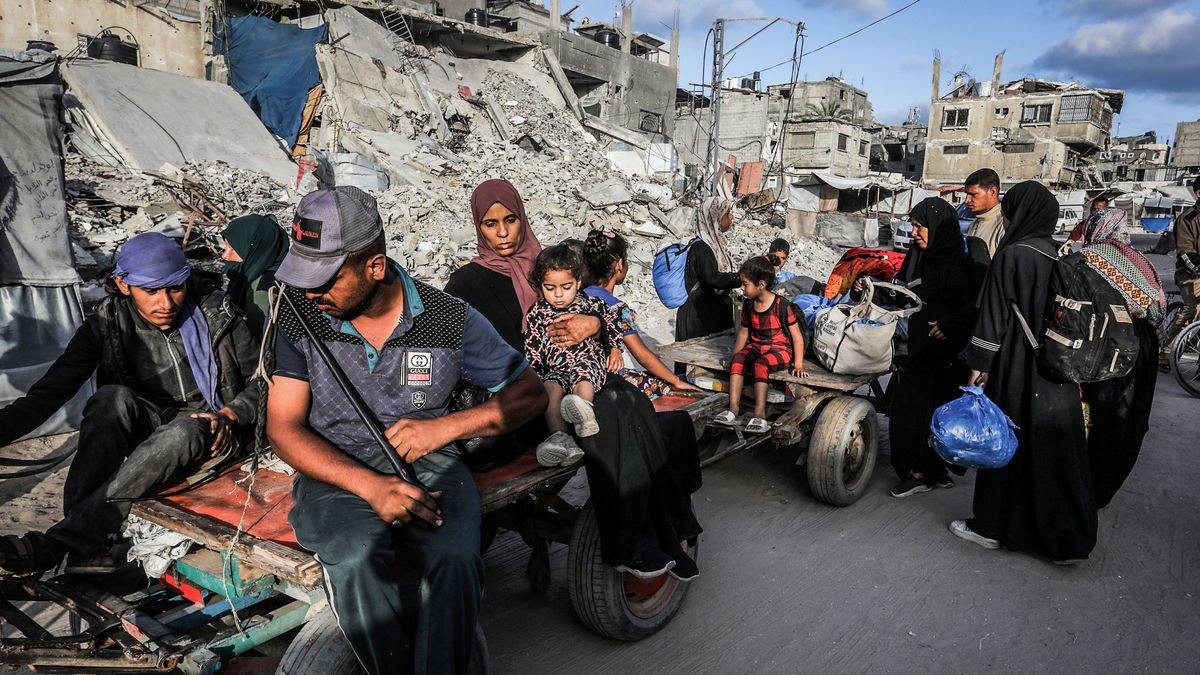 Palestinos desplazados abandonan el este de Khan Yunis, en el sur de la Franja de Gaza. - ABED RAHIM KHATIB / DPA
