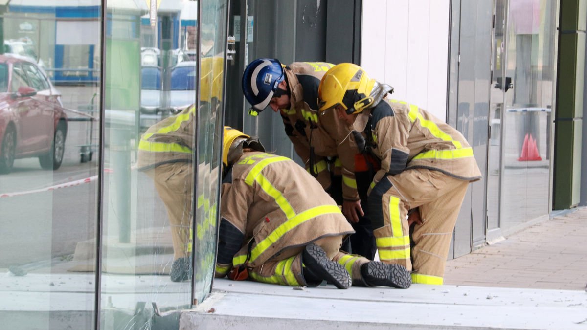 Miembros del cuerpo de bomberos junto a la placa que acabó con la vida de un hombre en Sabadell. - GEMMA SÁNCHEZ - ACN