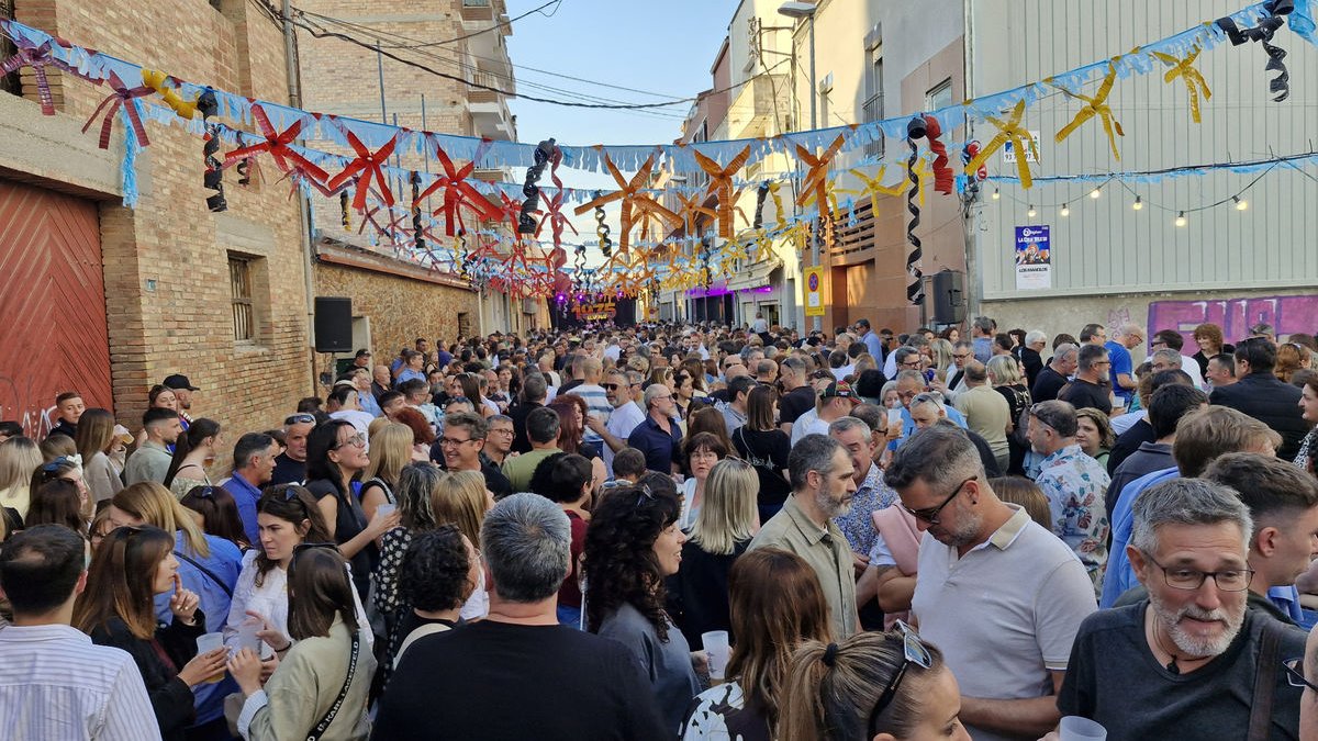 El tardeig de la Colla del 75, al carrer Sant Isidori. - A.MOLLERUSSA