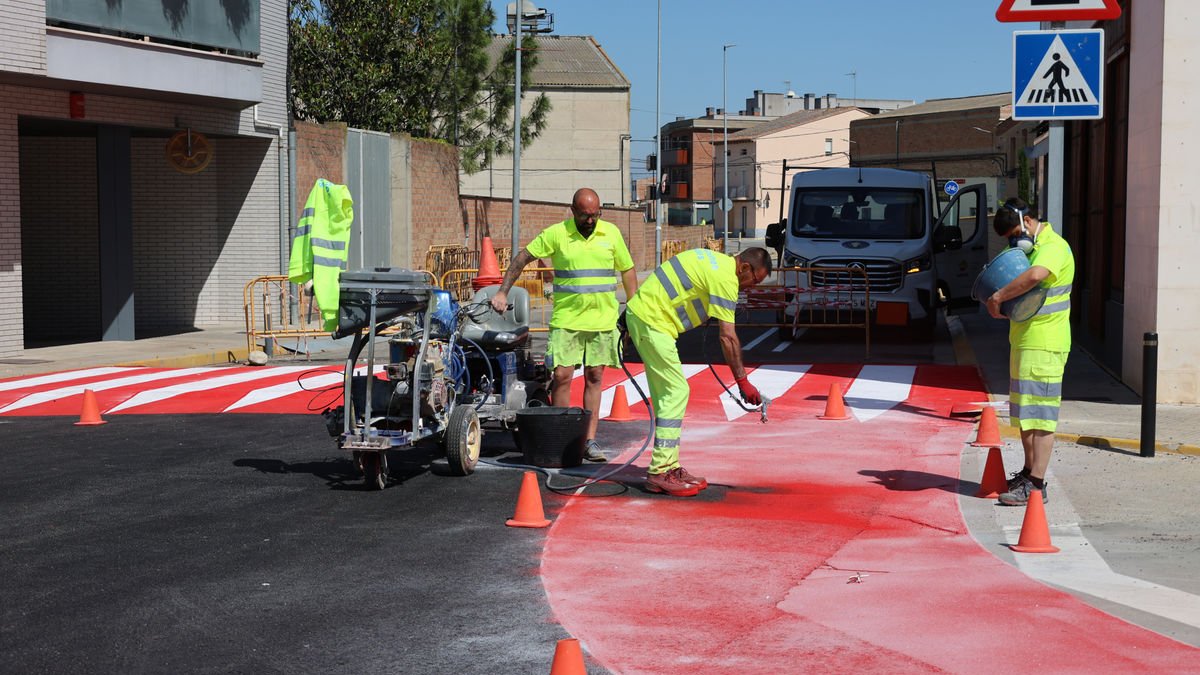 Els treballs per pintar el carril bici van a bon ritme. - J.GÓMEZ