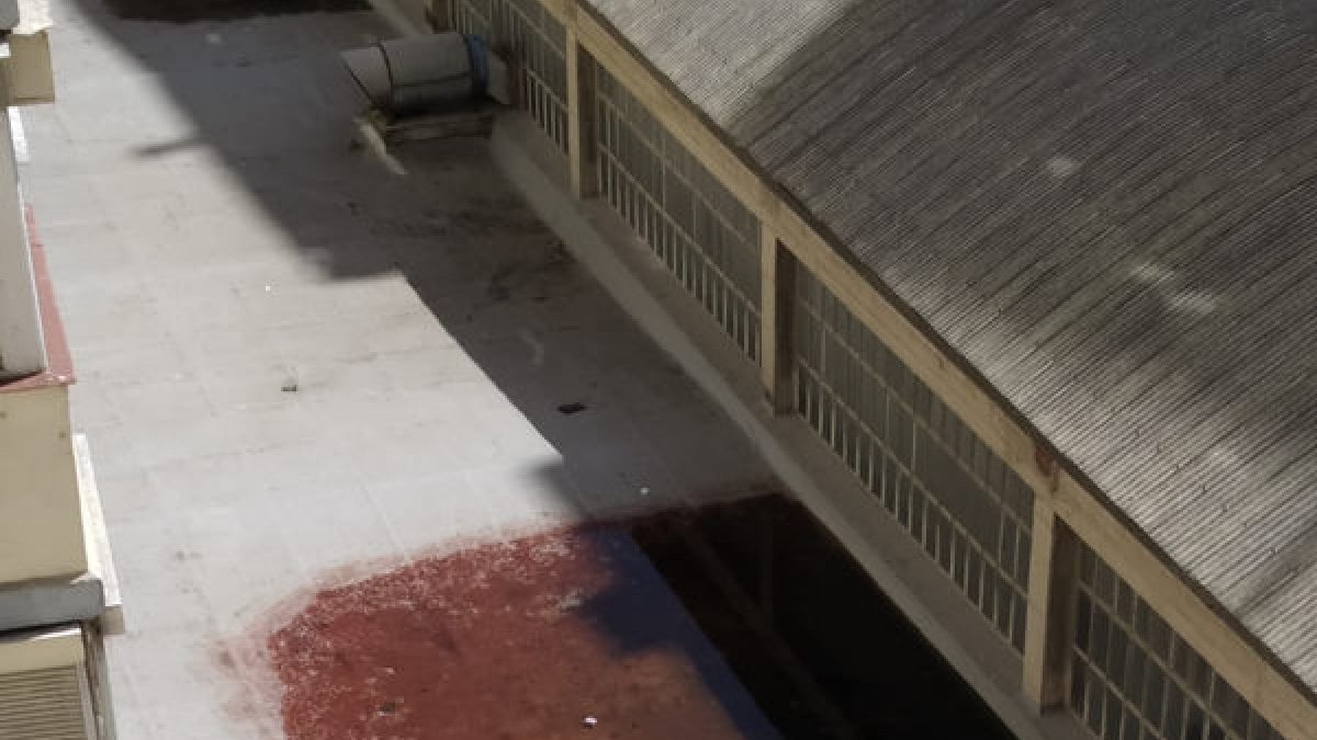 Denuncien la fetor per aigua entollada a sobre del baixador de busos