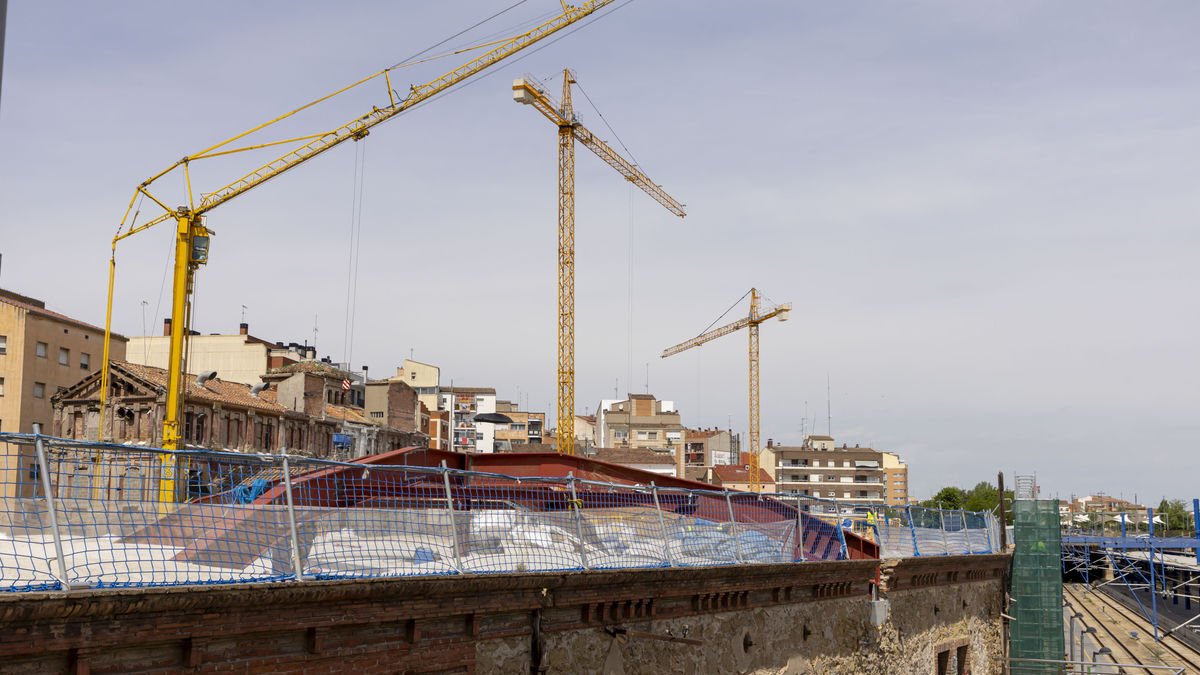 L’estructura metàl·lica instal·lada a sobre de la coberta dels Docs. - JORDI ECHEVARRIA