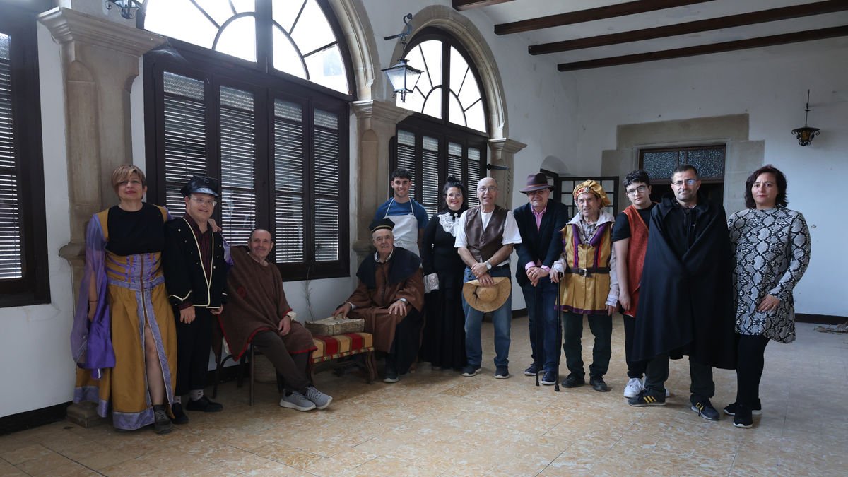 Els integrants d’aquesta representació, en una de les sales de Cal Sant. - J.GÓMEZ