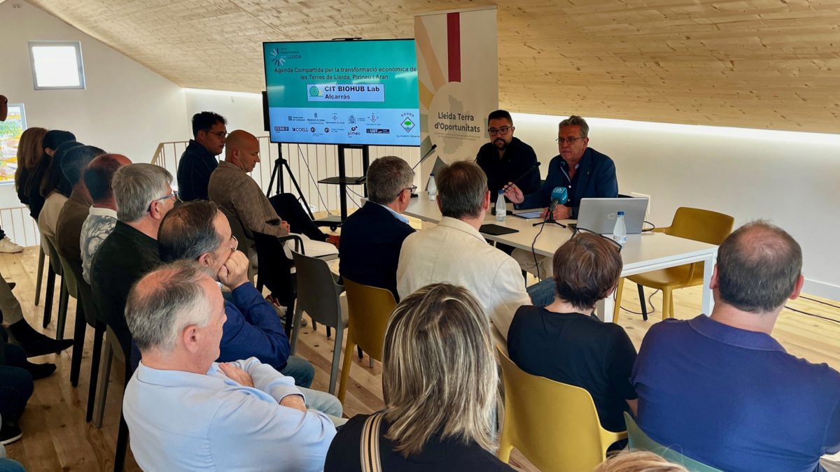 Acte de signatura del conveni entre l'Ajuntament d'Alcarràs i la Diputació de Lleida per garantir la continuïtat del BIOHUB Lab d'Alcarràs