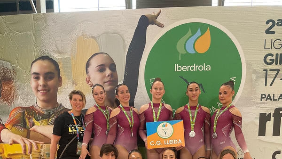 Las gimnastas y entrenadores del Club Gimnàstic Lleida.