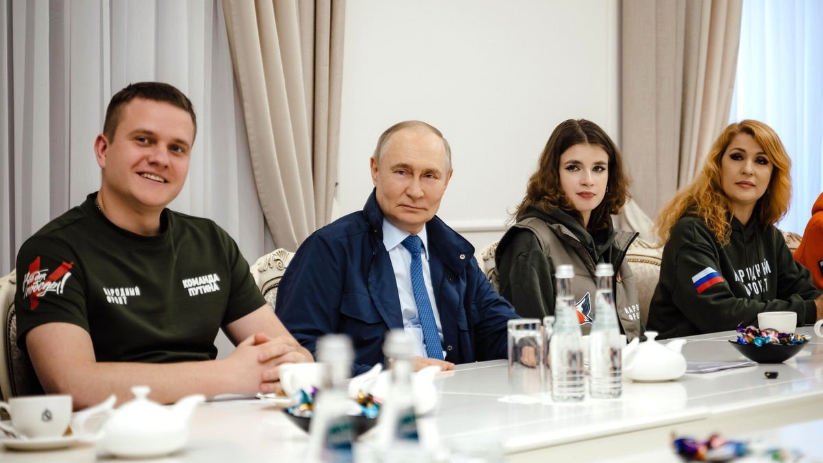 Vladímir Putin es reuneix amb representants d’organitzacions de voluntaris durant la visita a Kursk. - MARIA SUKHORUKOVA / KREMLIN