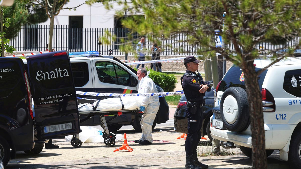 Els serveis funeraris s’emporten el cadàver d’Andrí Portnov, assassinat a les portes d’un col·legi. - RICARDO RUBIO / EUROPA PRESS