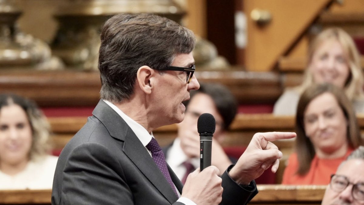 Salvador Illa interviniendo ayer en el pleno celebrado en el Parlament de Catalunya. - ACN
