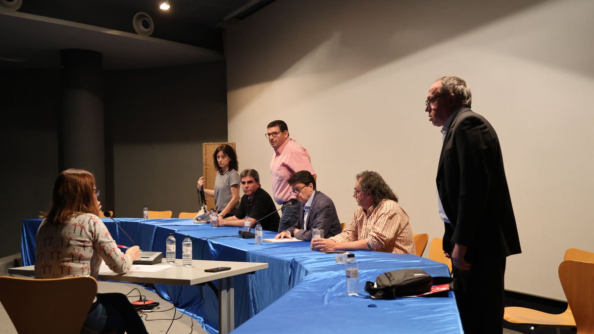 Bosch i Quintana deixen el ple mentre el portaveu socialista s’hi reincorpora després de plantar-lo. - AMADO FORROLLA