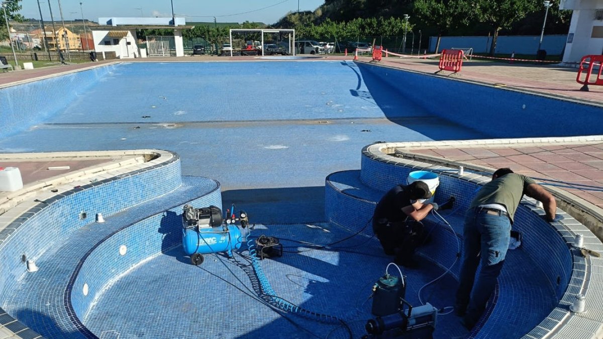 Los operarios trabajando en uno de los vasos. - AJUNTAMENT DE SERÒS