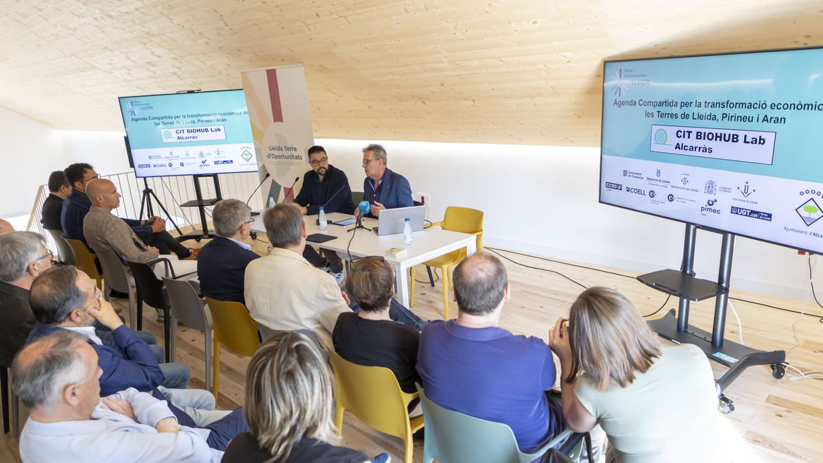 Firma del convenio ayer entre Companys y Talarn en Alcarràs. - JORDI ECHEVARRIA
