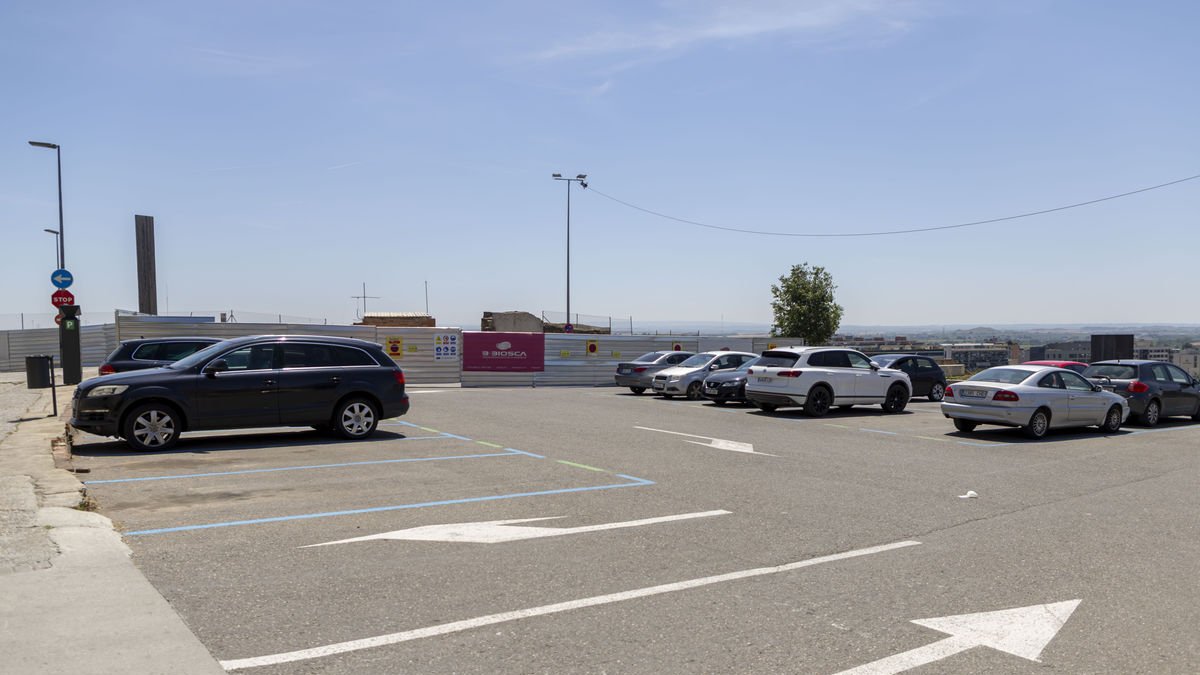 Vista de l’actual pàrquing i la zona on estava el dipòsit, tancada, al fons. - JORDI ECHEVARRIA