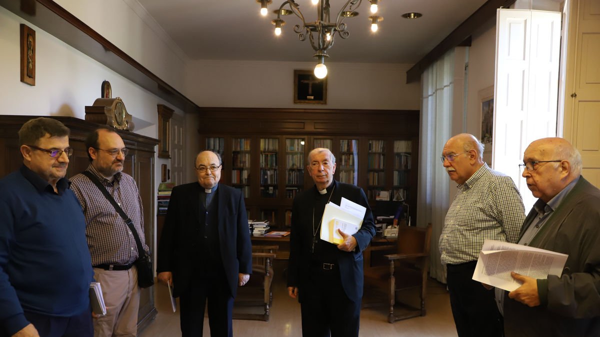 El bisbe Salvador Giménez, amb el Col·legi de Consultors que regiran, de moment, la diòcesi. - MAGDALENA ALTISENT