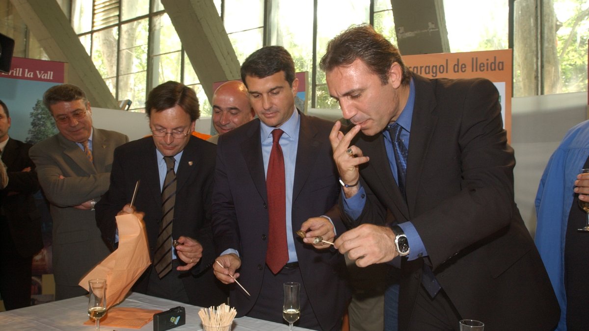 El presidente del Barça Joan Laporta y el exjugador Hristo Stoitxkov degustan caracoles en el 2004 en el Aplec.
