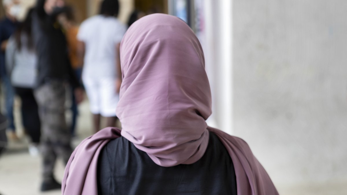 Una dona amb vel islàmic.