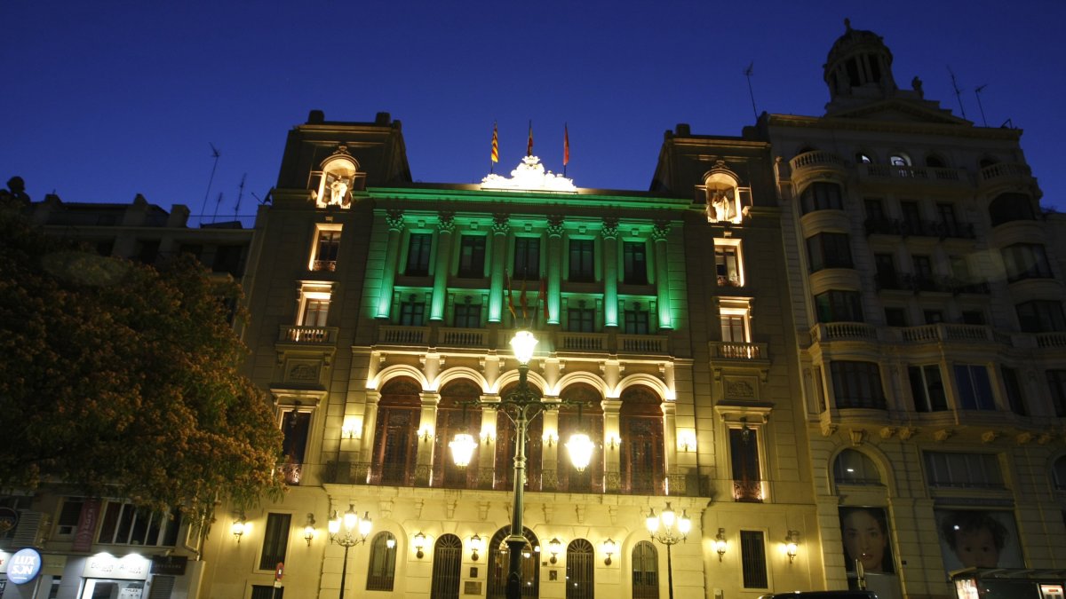 El edificio de la Paeria de Lleida iluminado en verde en conmemoración de un Día mundial contra la esclerosis lateral amiotrófica.