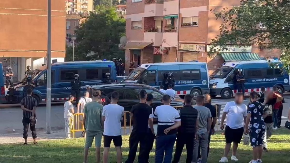 En el dispositivo han participado ocho furgonetas de los Mossos d'Esquadra.