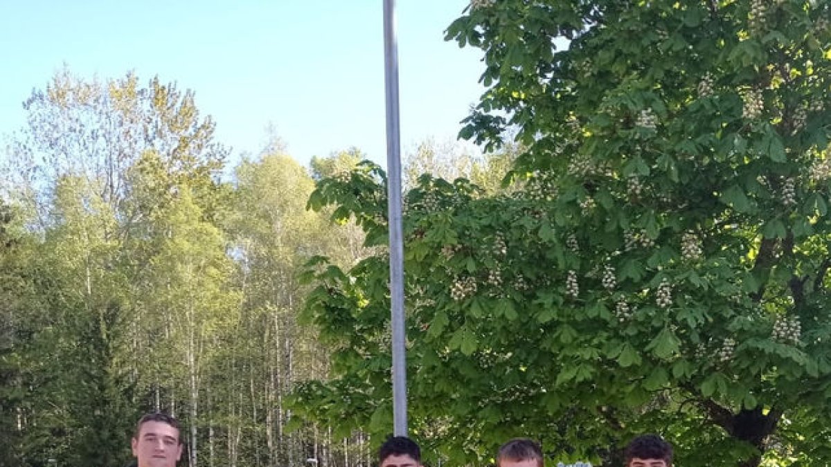 El equipo que representa a España con dos alumnos de la Escuela del Solsonès. - EAS