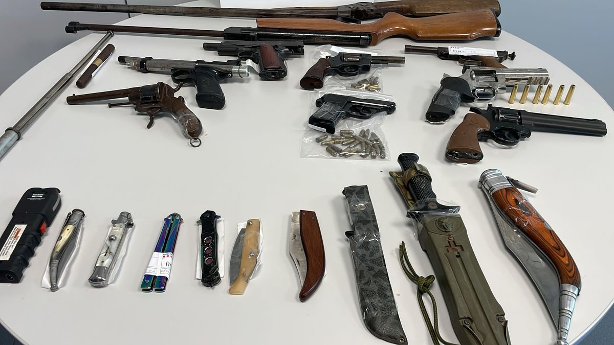 Imagen de las armas decomisadas por los Mossos el miércoles en la capital del Urgell. - MOSSOS D’ESQUADRA