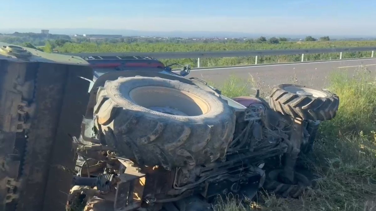 Bolca un tractor en un voral de la C-12 a Torrelameu