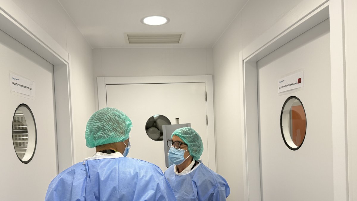 La consellera de Salud, Olga Pané, ha visitado las dos salas blancas para el Servicio de Farmacia del Hospital Comarcal del Pallars.