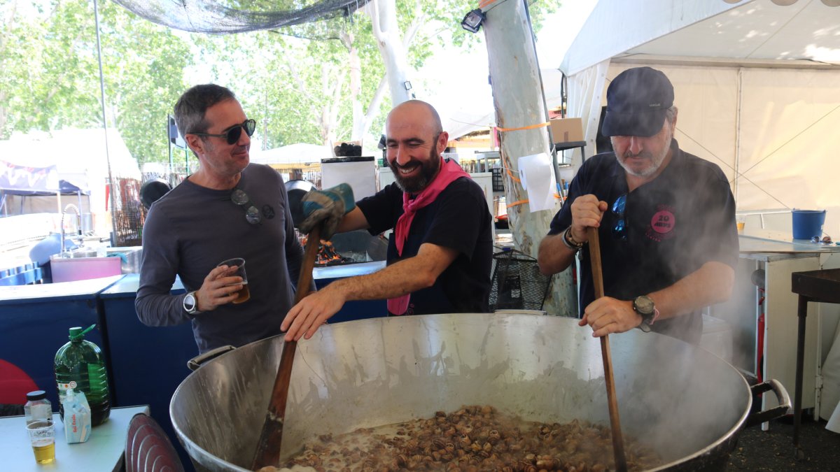 Una colla de l'Aplec del Caragol fent la primera caragolada.