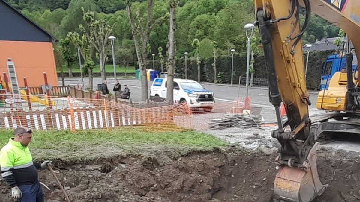 Garantir servicis basics- Assegurar er abastament d’aigua a ua poblacion creishenta e variabla, que se duplique en periòdes de vacances, ei un des objectius der Ajuntament de Les entà refortilhar eth subministre damb ajuts des diuèrses administracions. - AJUNTAMENT DE LES