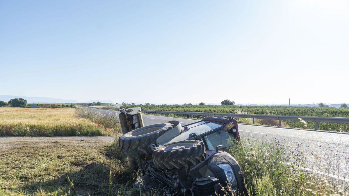 Bolca lateralment un tractor a la C-12 a Torrelameu - PAU PASCUAL