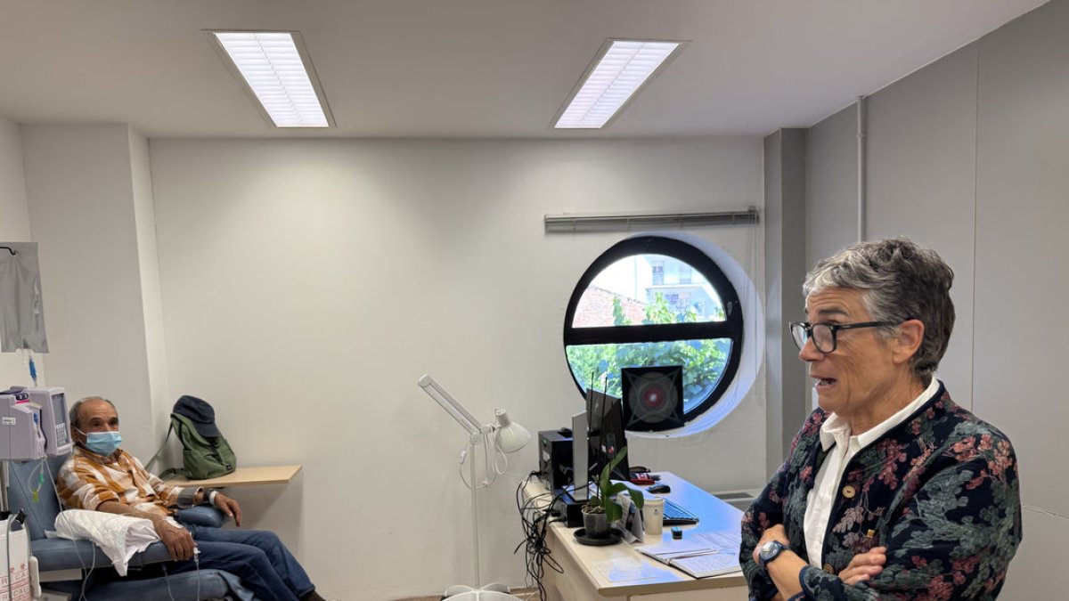 La consellera, amb un pacient que rep quimioteràpia a l’hospital del Pallars. - ACN
