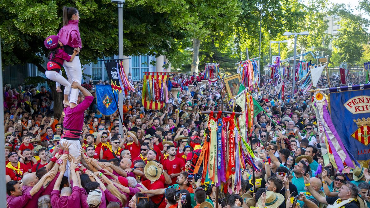 La exhibición de los Castellers de Lleida durante Lo Caragolasso, que dio inicio ayer al Aplec del Caragol en la glorieta de los Camps Elisis. - GERARD HOYAS