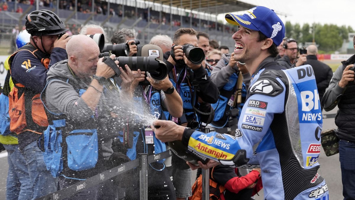 Àlex Márquez descorcha champán celebrando su primer triunfo en un esprint esta temporada. - EFE