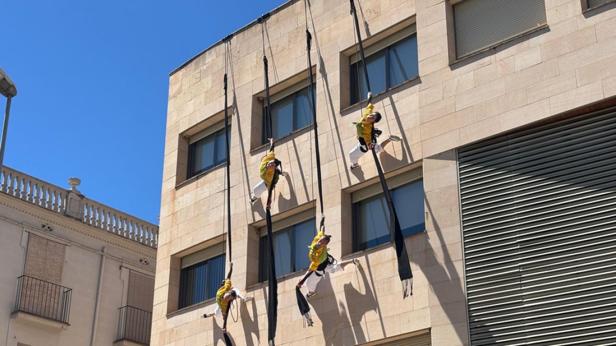 La companyia Berta Baliu, en el seu espectacle ‘Fargar’ amb la vestimenta dels Malfargats del Pallars. - NÚRIA FRANCISCO