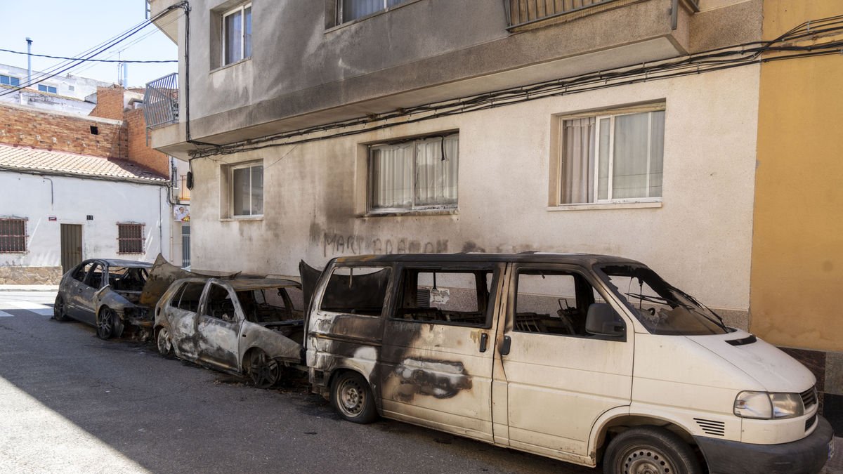 Cremats dos vehicles i una furgoneta, sense ferits, als Mangraners - PAU PASCUAL PRAT