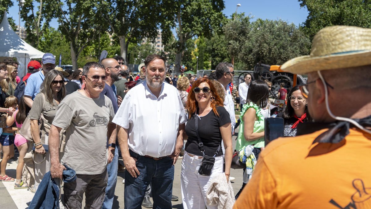 De visita a l’Aplec. El líder dels republicans va venir ahir a Lleida per visitar l’Aplec del Caragol acompanyat de diversos companys de partit. Es va afegir a la rua del vermut i es va fer fotografies amb collistes. - PAU PASCUAL
