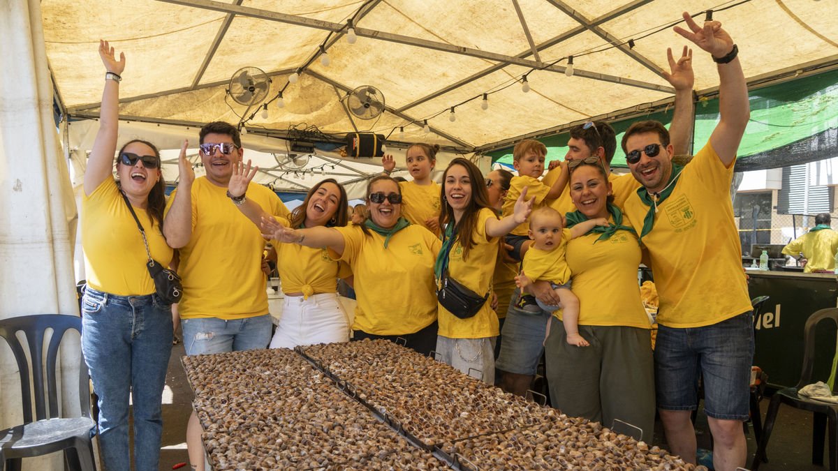 En familia y con amigos celebraron ayer la jornada los peñistas, con los caracoles a la ‘llauna’ en primer plano. - PAU PASCUAL PRAT