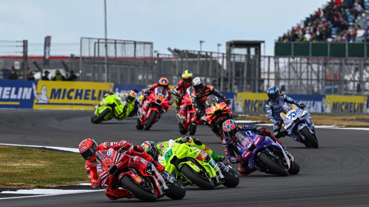 Marc Márquez liderando un grupo durante la carrera. - ESTRELLA GALICIA