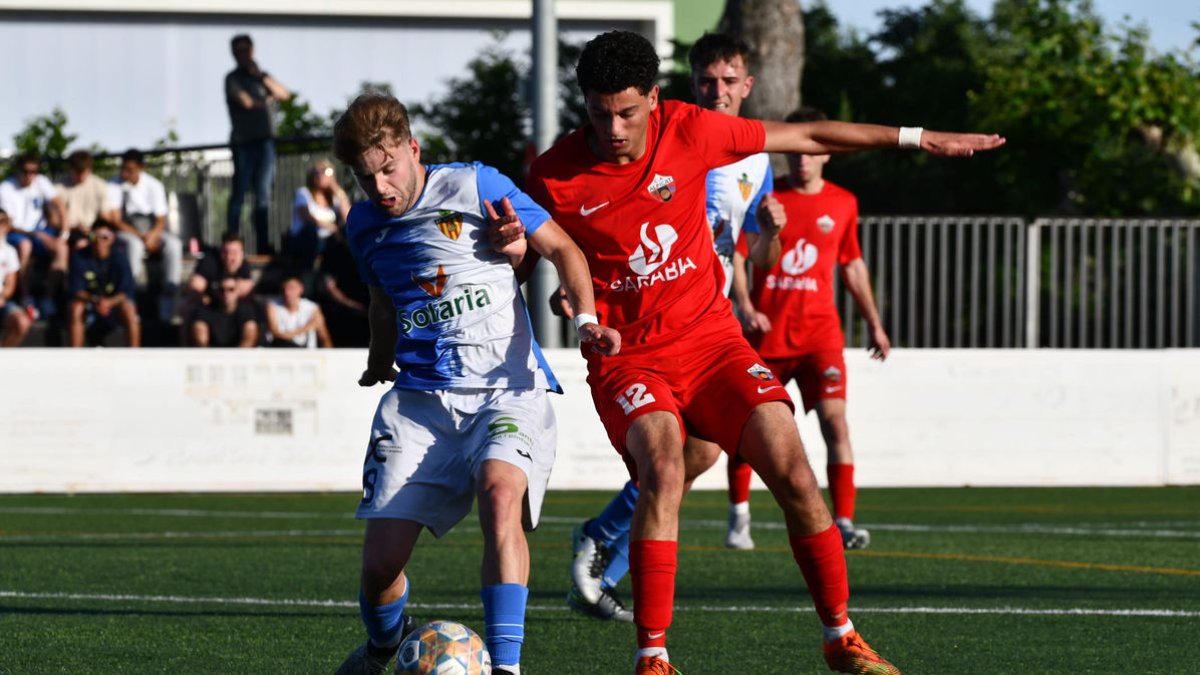 Un jugador del Alcarràs protege el balón ante la presión de un futbolista del Alpicat. - INGRID SEGURA